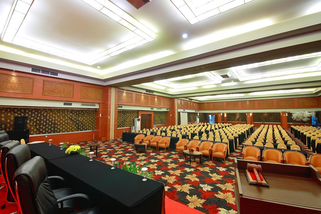 Pangeran Beach Hotel Паданг Экстерьер фото